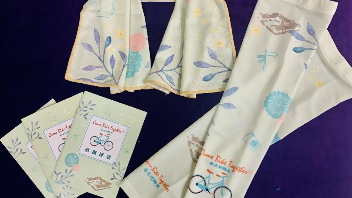 「Come Bike Together客庄玩騎來」推出集章雙重送的活動,集滿三個章,就可以兌換限量版袖套和涼感巾一組。(圖/屏東縣政府客家事務處提供)