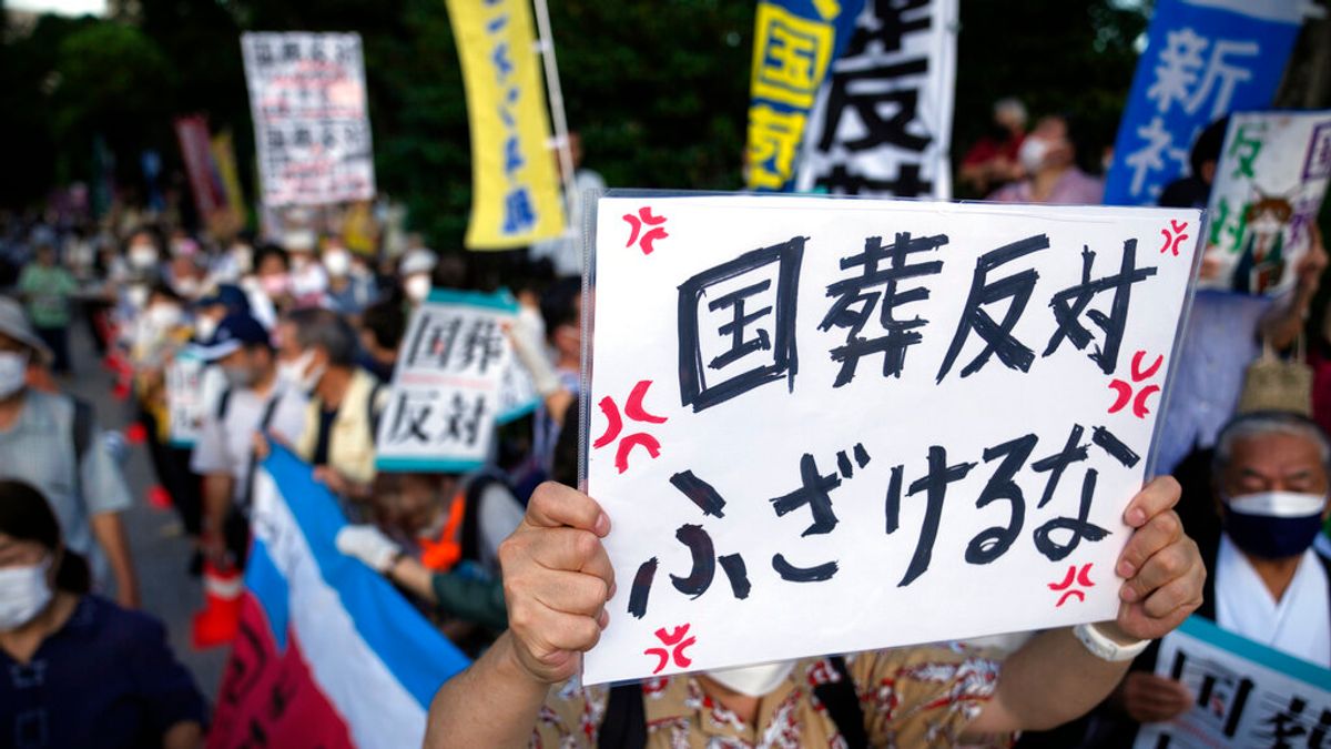 反對為安倍晉三舉行國葬的日本民眾在東京街頭抗議。(美聯社) 反對為安倍晉三舉行國葬的日本民眾在東京街頭抗議。(美聯社)
