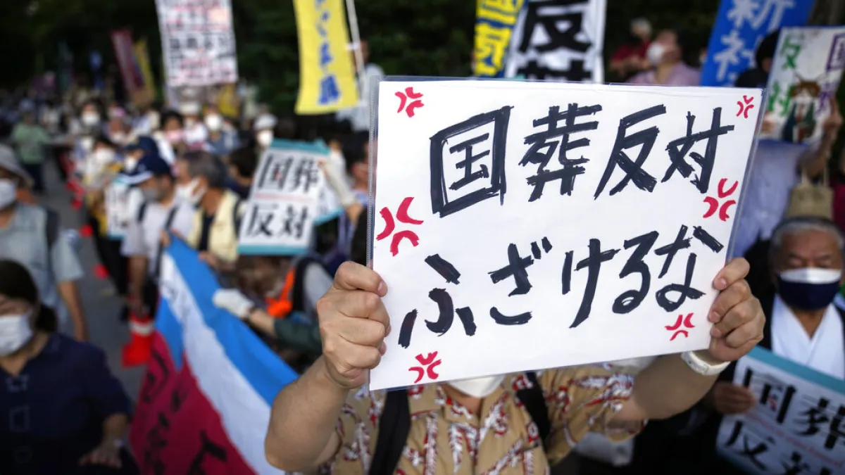反對為安倍晉三舉行國葬的日本民眾在東京街頭抗議。(美聯社)