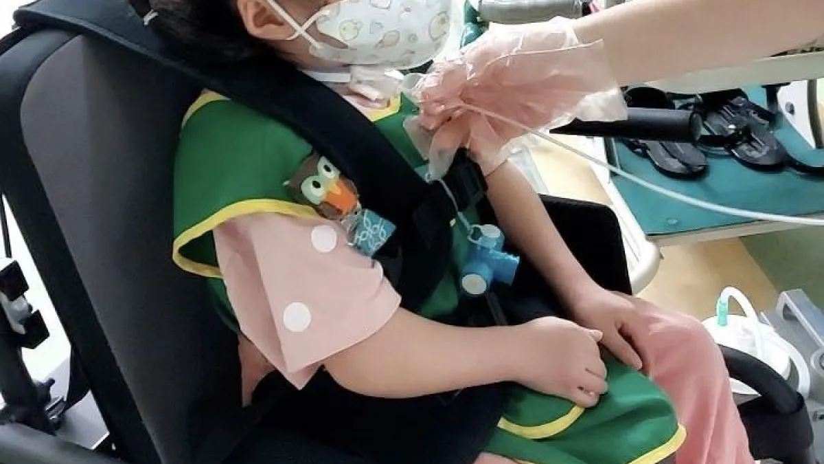 從出生起,出生起,媽媽就要學習氣切抽痰、抽鼻涕抽口水、鼻胃管餵食方法、消毒造口、各種儀器清潔等,一次照顧都是3小時起跳、無限循環轟炸...(小鯨魚媽媽提供)