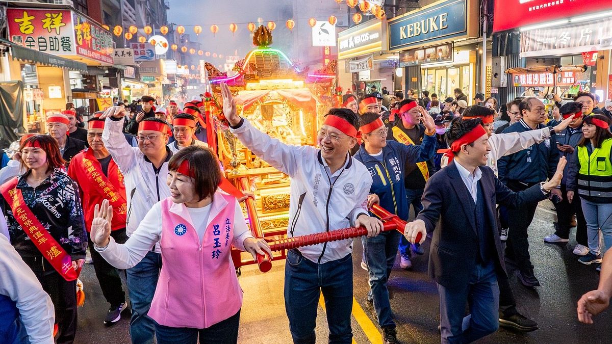 桃園「迎古董接財神」!蘇俊賓手繪花燈現身龍潭交作業
