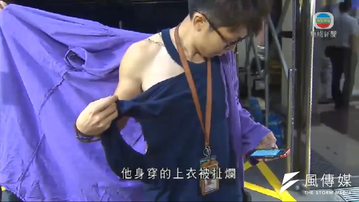 香港無線電視的攝影記者25日遭反佔中群眾拉扯上衣。(取自破折號臉書)