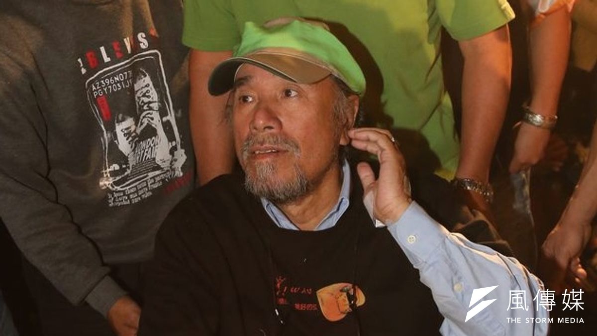 長期在立法院前靜坐的公投盟蔡丁貴教授,大概想不到為了他的路權被取消,引爆411包圍中正一分局。(吳逸驊攝) 長期在立法院前靜坐的公投盟蔡丁貴教授,大概想不到為了他的路權被取消,引爆411包圍中正一分局。(吳逸驊攝)