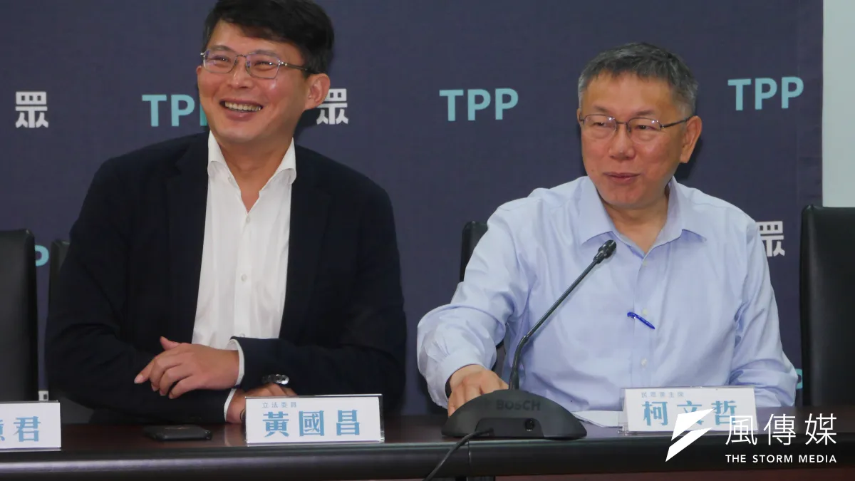 民眾黨主席柯文哲(右)3日於黨團會後接受媒體聯訪,談及「蔡柯會」談話內容。(蔡親傑攝)