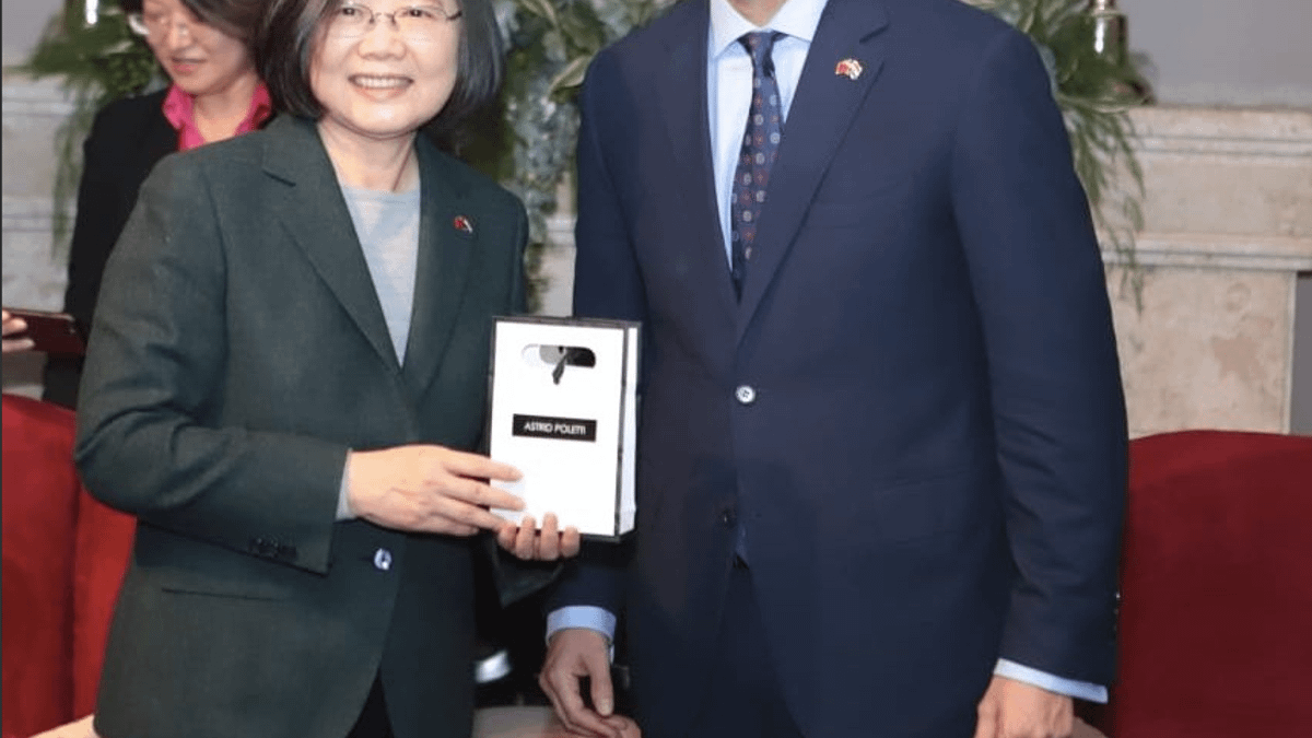 總統蔡英文與巴拉圭總統阿布鐸(Marito Abdo Benitez)合影。(取自Marito Abdo推特) 總統蔡英文與巴拉圭總統阿布鐸(Marito Abdo Benitez)合影。(取自Marito Abdo推特)