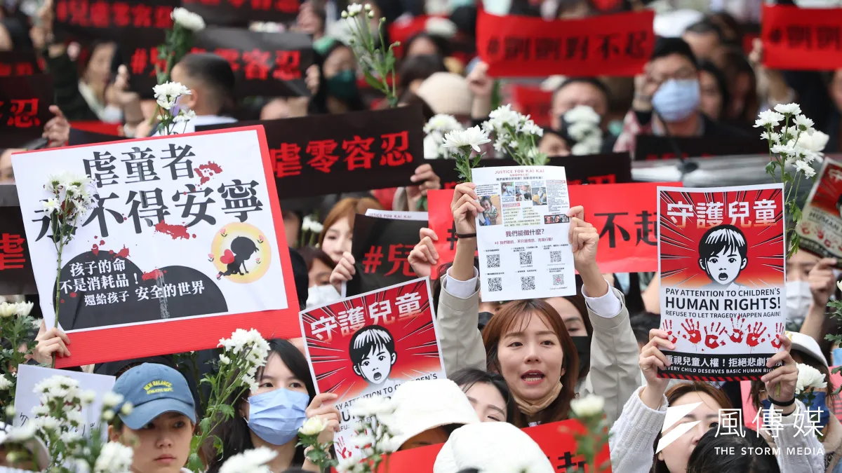 「剴剴案」19日是第4次開庭,法院外擠滿聲援群眾,高喊兒虐零容忍。(顏麟宇攝)