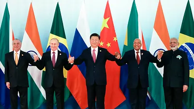2017年9月4日,金磚五國領導人在廈門峰會期間合影,左起時任巴西總統泰梅爾、俄羅斯總統普京、中國國家主席習近平、時任南非總統祖馬和印度總理莫迪。(美聯社)