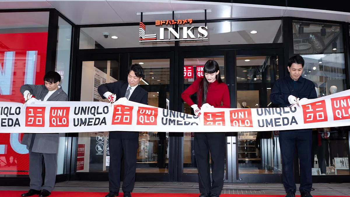 ユニクロが西日本最大のグローバル旗艦店「UNIQLO UMEDA」を梅田に開業し、オープニングセレモニーでは関係者が登壇してテープカットを行った。(写真/丁勤紜撮影) ユニクロが西日本最大のグローバル旗艦店「UNIQLO UMEDA」を梅田に開業し、オープニングセレモニーでは関係者が登壇してテープカットを行った。(写真/丁勤紜撮影)