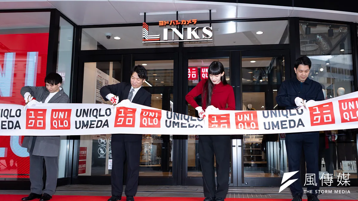 ユニクロが西日本最大のグローバル旗艦店「UNIQLO UMEDA」を梅田に開業し、オープニングセレモニーでは関係者が登壇してテープカットを行った。(写真/丁勤紜撮影)