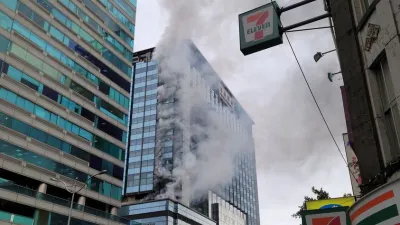 台北市警消下午獲報,華陰街、承德路口的京站大樓發生火警,疑為排煙管起火。(讀者提供)