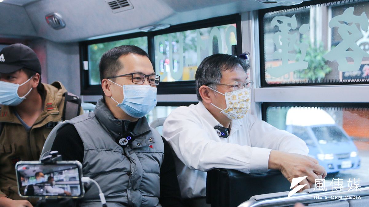 國民黨台北市議員羅智強(左起)11日上午和台北市長柯文哲一同搭公車。(方炳超攝) 國民黨台北市議員羅智強(左起)11日上午和台北市長柯文哲一同搭公車。(方炳超攝)