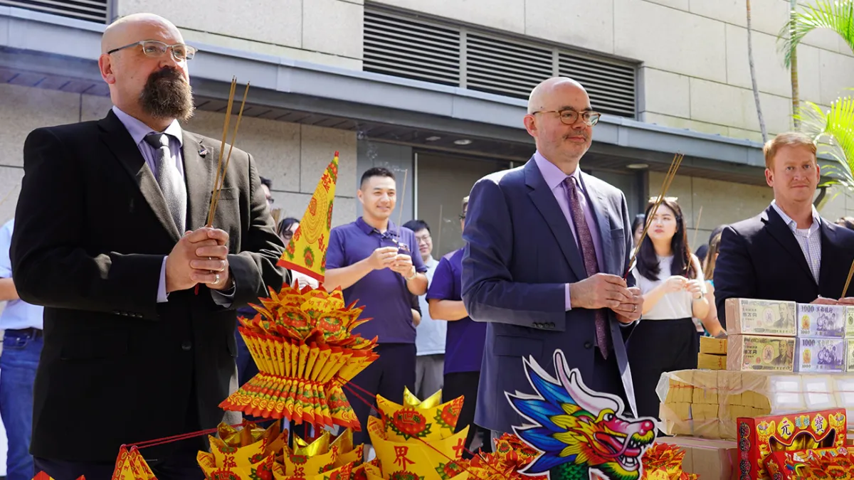 AIT重提「台灣地位未定論」徒惹爭議。圖為美國在台協會(AIT)台北辦事處長谷立言率領全體員工在中元節祝禱。(取自AIT臉書)