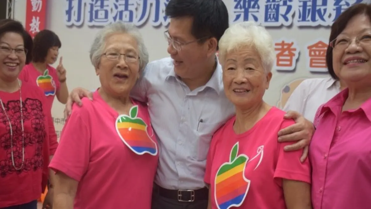 參與大甲社區樂齡活動 林佳龍與長輩開心話家常