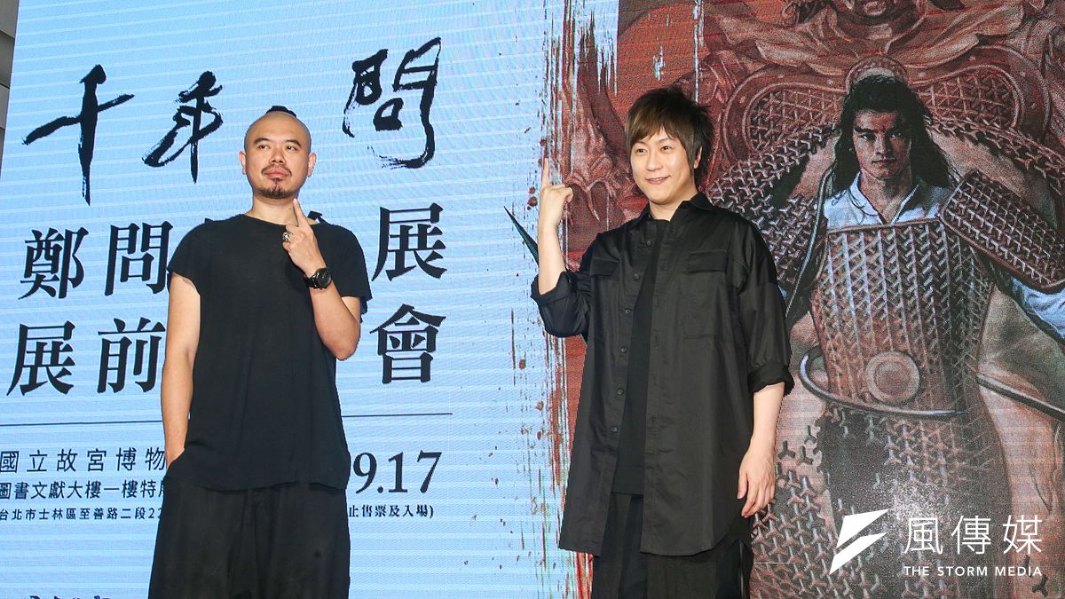 台灣漫畫家鄭問生前創作多元,畫作充滿暗喻和哲理符號,他的鐵粉五月天阿信(右)、導演陳奕仁(左),今在記者會站台。(陳明仁攝) 台灣漫畫家鄭問生前創作多元,畫作充滿暗喻和哲理符號,他的鐵粉五月天阿信(右)、導演陳奕仁(左),今在記者會站台。(陳明仁攝)