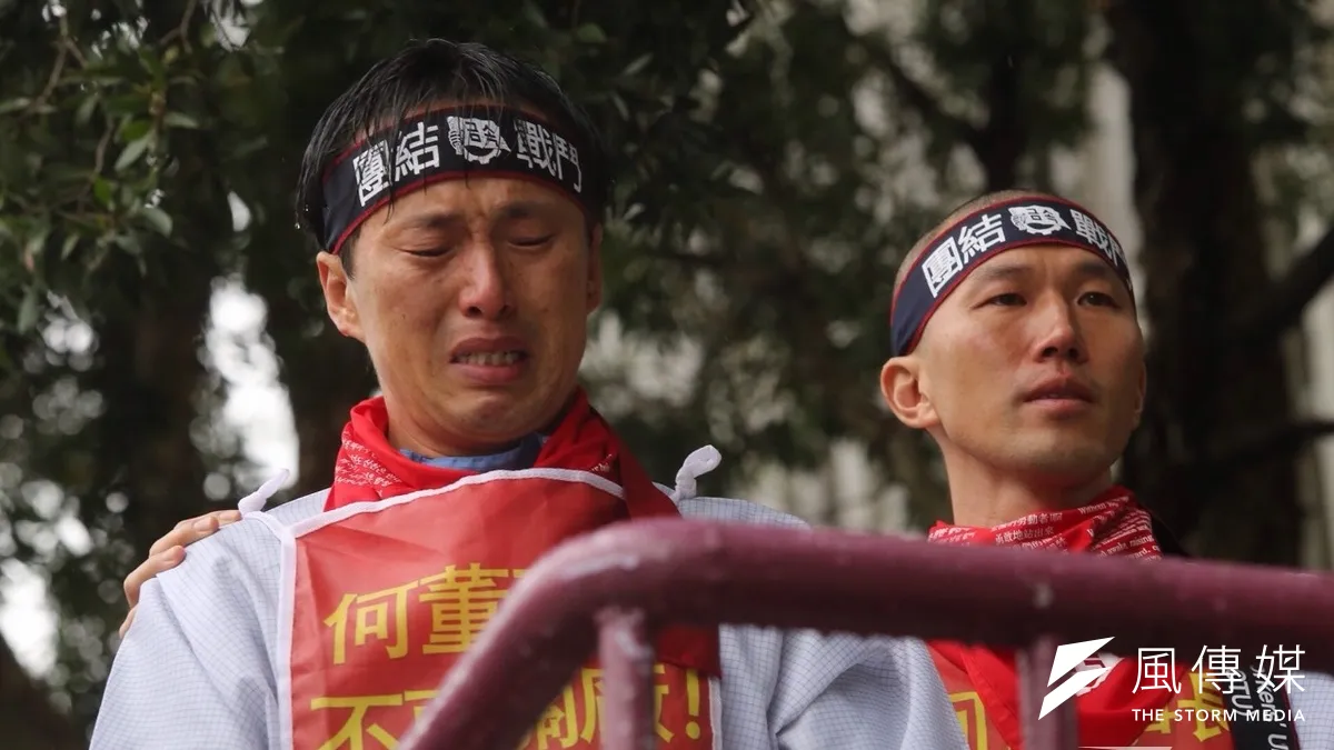 韓Hydis工人雨中苦行,控訴永豐餘違法關廠。(楊子磊攝)