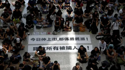 作者指出,常住香港的750萬居民中,近500萬人擁有他國國籍及護照,中共若派解放軍或武警武力鎮壓,定會引起全世界的干涉,引來「八國聯軍」的軍艦,軍機護僑、撤僑。(資料照,AP)
