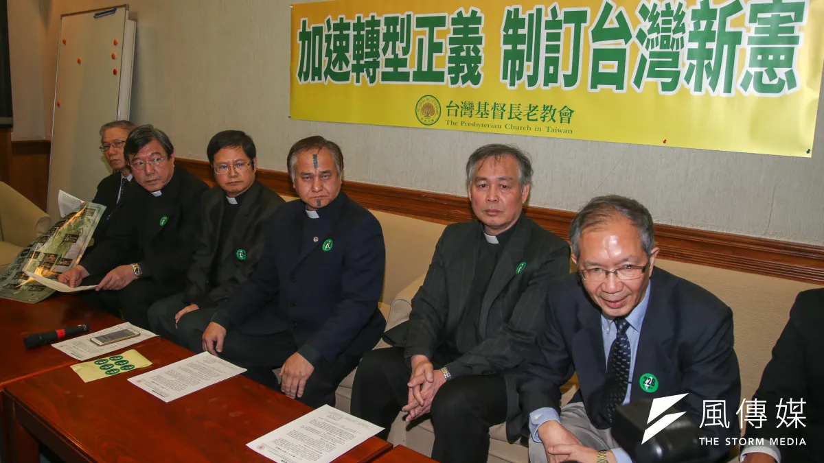 台灣基督教長老教會21日發表「228事件70周年呼籲函」,提出3項呼籲,包含繼續追究元凶及加害者、力行轉型正義,並期待能制定台灣新憲法、建立新國家。圖中為台灣基督長老教會總會議長Sudu Tada(右三),與台灣基督長老教會總會總幹事林芳仲(右二)。(陳明仁攝)