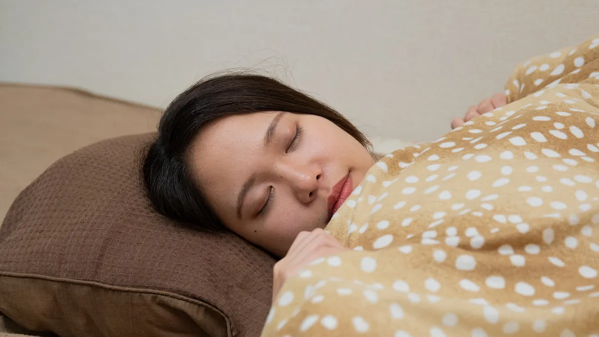 冬天有許多民眾睡覺時,會開電暖器、暖爐取暖,不過台電分享另一款禦寒神物,可以省下約8成電費。(示意圖/取自photo-ac) 冬天有許多民眾睡覺時,會開電暖器、暖爐取暖,不過台電分享另一款禦寒神物,可以省下約8成電費。(示意圖/取自photo-ac)