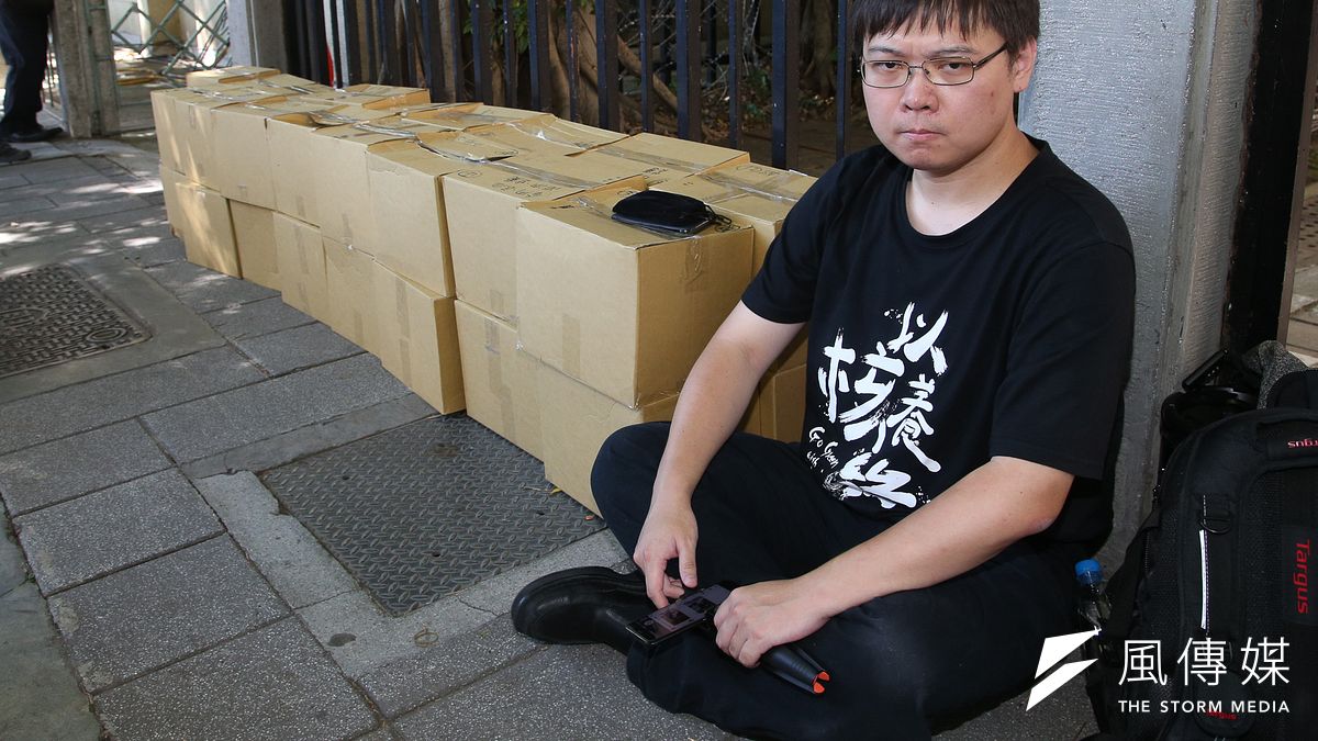 最後一批二萬三仟多份以核養綠公投連署書遞送,為了收件截止日和中選會起爭議並遭收,以核養綠公投把一箱箱連署書堆放在中選會外人行道上,靜坐抗議,右是發起人黃士修。(陳明仁攝) 最後一批二萬三仟多份以核養綠公投連署書遞送,為了收件截止日和中選會起爭議並遭收,以核養綠公投把一箱箱連署書堆放在中選會外人行道上,靜坐抗議,右是發起人黃士修。(陳明仁攝)