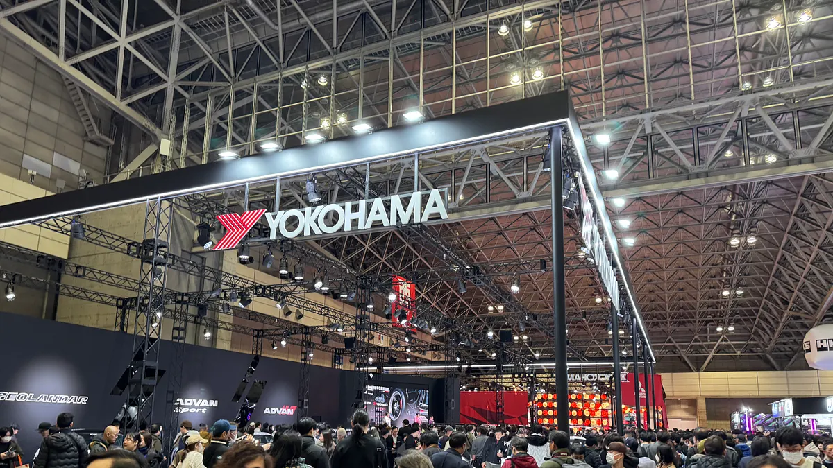 横浜ゴムは、幕張メッセで開催されている「東京オートサロン2026」において、グローバルフラッグシップタイヤ「ADVAN」シリーズや2月発売のSUV向け新商品を展示するとともに、最新の車両への新車装着タイヤ納入を発表した。(写真/黃信維撮影)