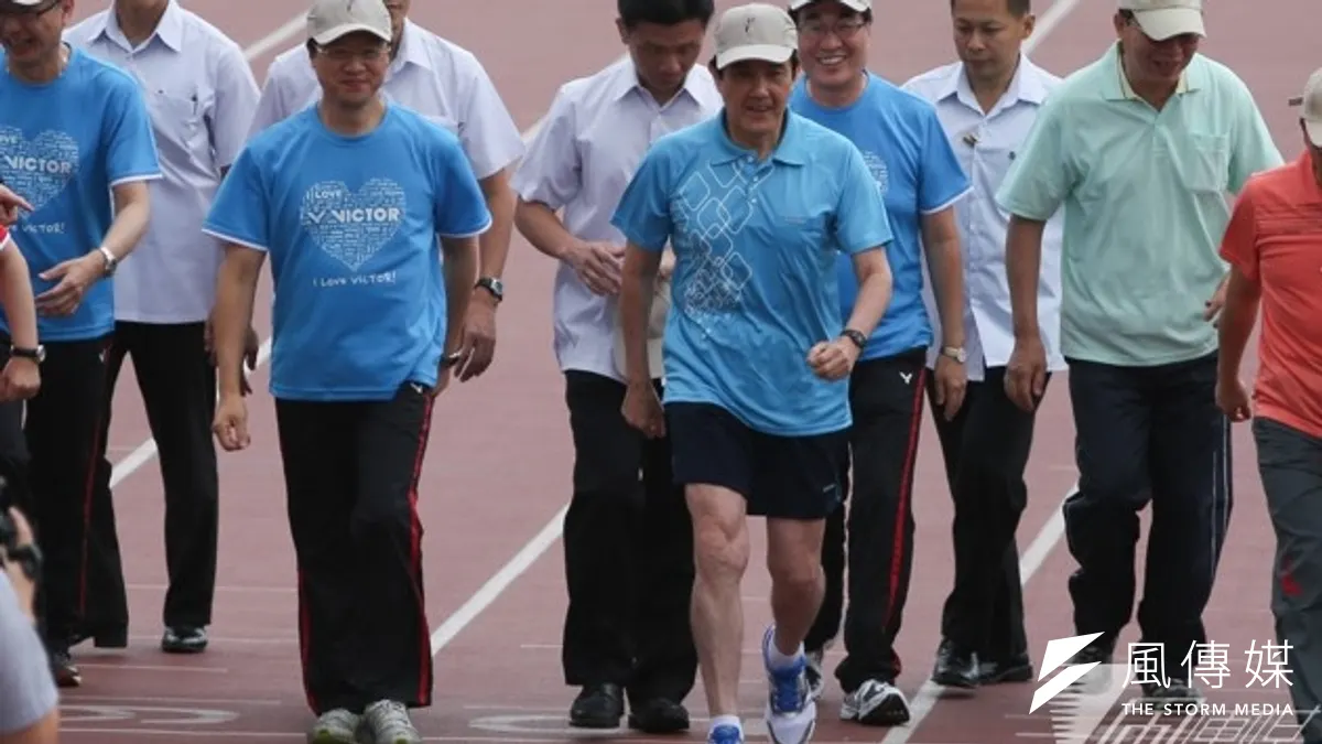 總統馬英九與行政院長江宜樺4日上午出席「中央機關員工運動會」,並率各部會首長健走。(余志偉攝)