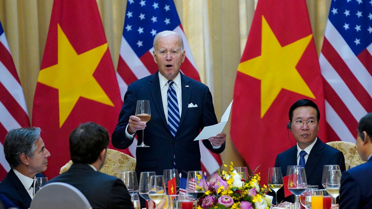 2023年9月11日,美國總統拜登在河內總統府舉行的國宴上與越南總統武文賞等官員一起舉杯。(美聯社) 2023年9月11日,美國總統拜登在河內總統府舉行的國宴上與越南總統武文賞等官員一起舉杯。(美聯社)
