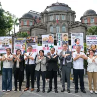 民眾黨31日於監察院大門口前召開「監察失靈、包庇權貴、監委失格」記者會。(劉偉宏攝) 民眾黨31日於監察院大門口前召開「監察失靈、包庇權貴、監委失格」記者會。(劉偉宏攝)