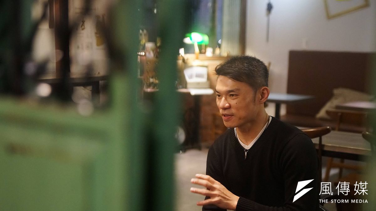 臥斧認為,將對社會現狀的觀察融入創作,讓讀者產生興趣去進一步了解,是創作者不能迴避的「基本責任」。(盧逸峰攝) 臥斧認為,將對社會現狀的觀察融入創作,讓讀者產生興趣去進一步了解,是創作者不能迴避的「基本責任」。(盧逸峰攝)