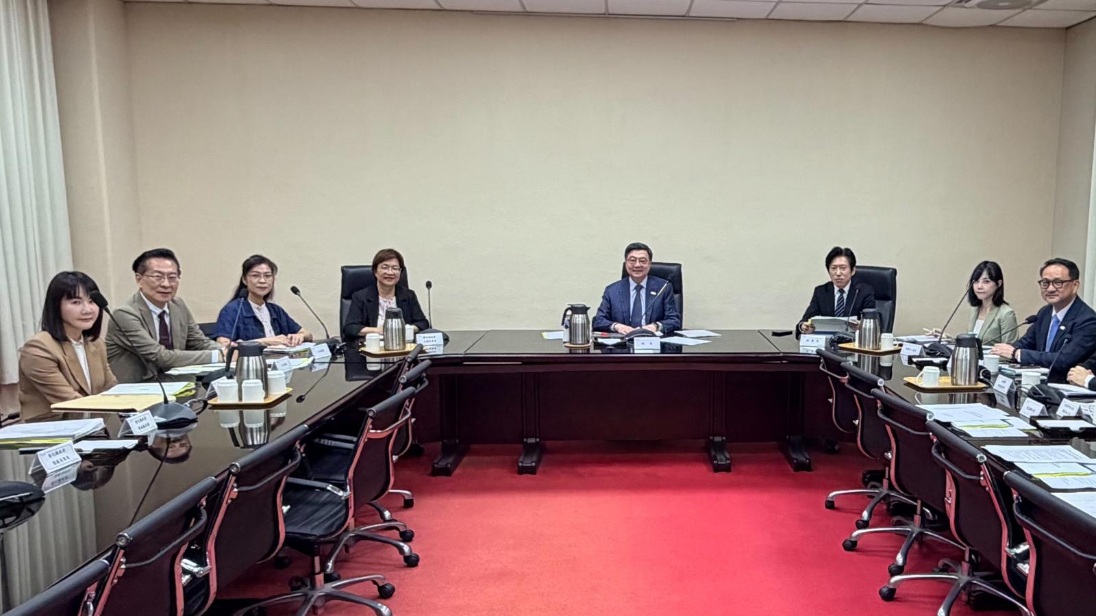不理魏平政,卻見卓榮泰!王惠美赴行政院與卓揆開會 謝衣鳳也在場