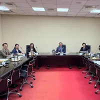 針對彰化縣政府近期提出的地方發展規畫,行政院長卓榮泰(右四)10日與彰化縣長王惠美(左四)及縣府團隊會談,立法委員陳秀寶(左三)、謝衣鳳(左一)、王安祥(左二)3位委員也一併與會。(行政院提供) 針對彰化縣政府近期提出的地方發展規畫,行政院長卓榮泰(右四)10日與彰化縣長王惠美(左四)及縣府團隊會談,立法委員陳秀寶(左三)、謝衣鳳(左一)、王安祥(左二)3位委員也一併與會。(行政院提供)