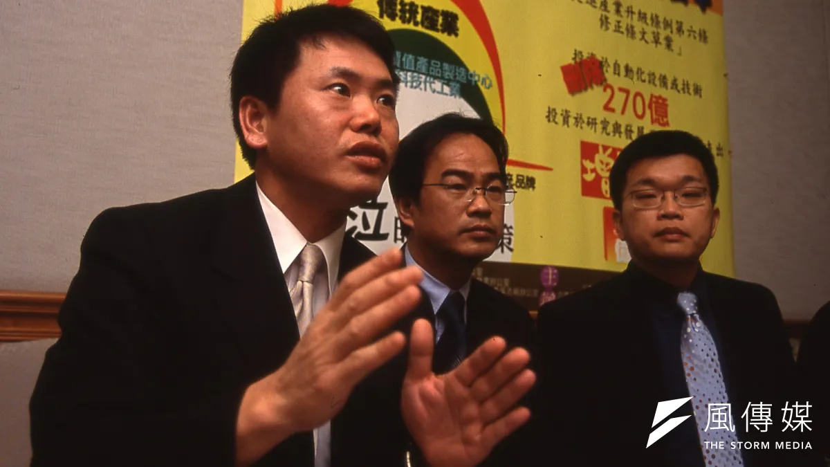 提案反萊豬公投的國民黨立委林為洲(左),過去是備受期待的民進黨籍立委。(新新聞資料照)