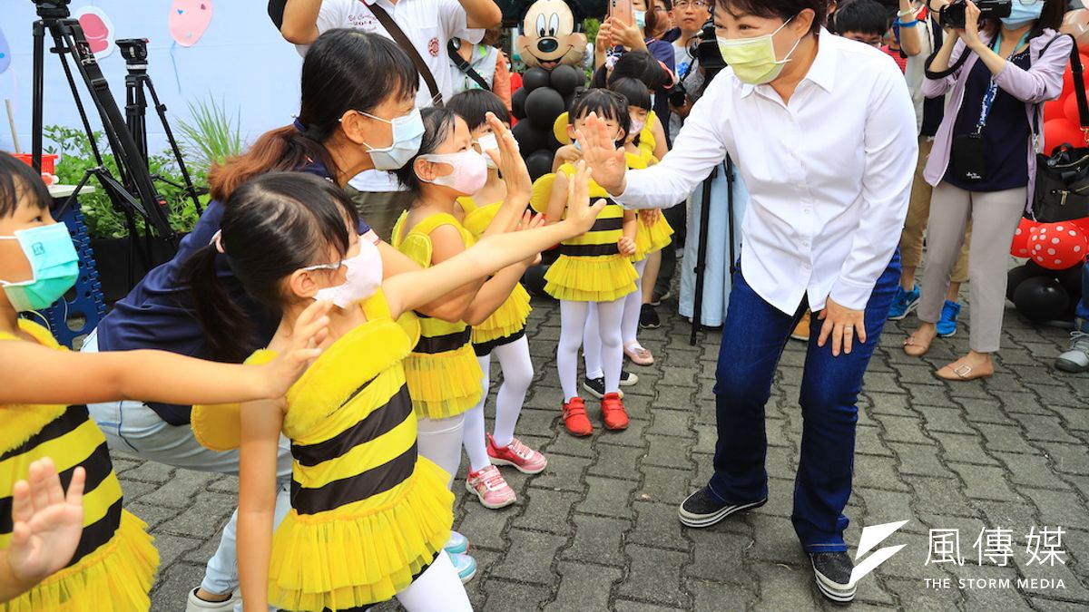 霧峰國小學童與市長盧秀燕熱情互動。(圖/記者王秀禾提供) 霧峰國小學童與市長盧秀燕熱情互動。(圖/記者王秀禾提供)