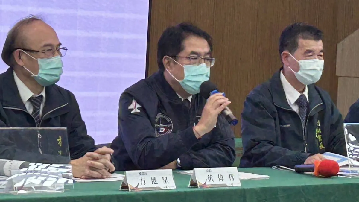 台南市長黃偉哲率各局處首長,召開記者會說明台南爐碴、光電、議長賄選、槍擊案等四大爭議。(圖/翻攝黃偉哲臉書)