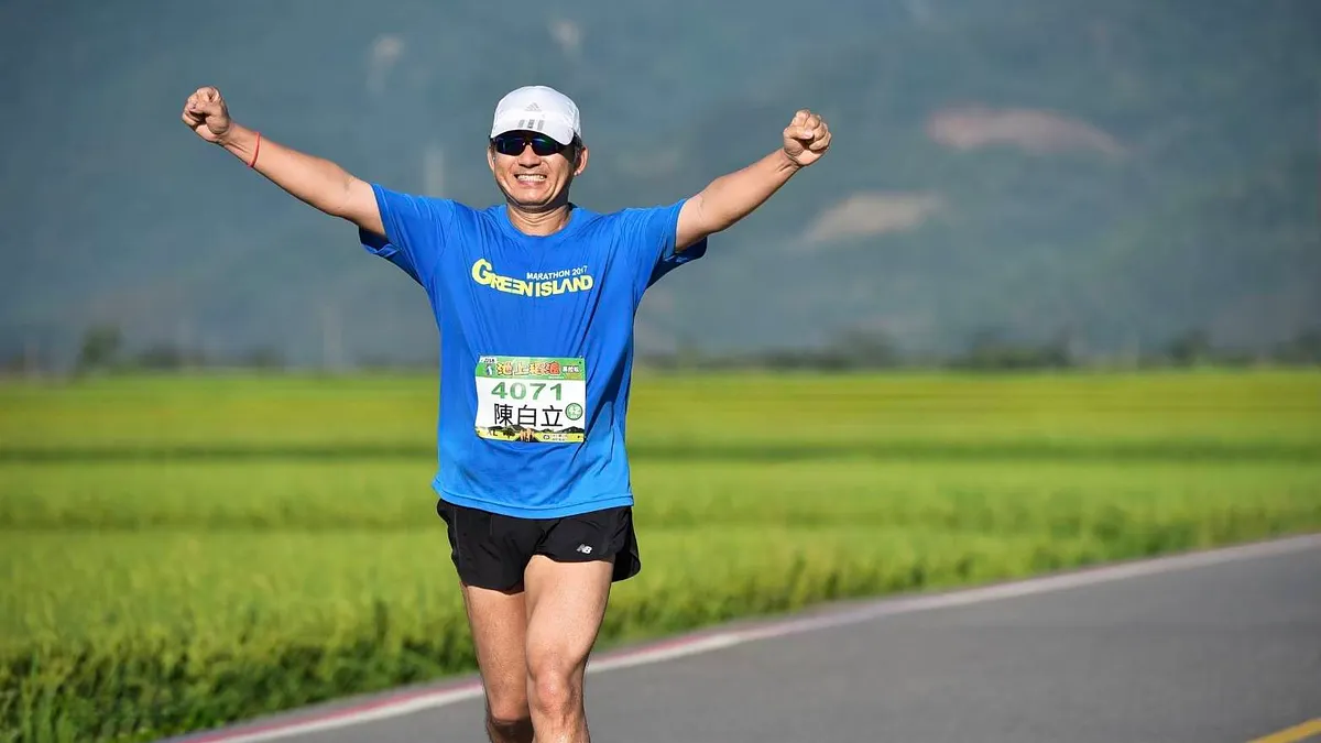 調查局長陳白立(見圖)是馬拉松健將,跑過百馬最佳紀錄約莫3小時40分。圖為參加2018年台東池上馬拉松比賽。(讀者提供)