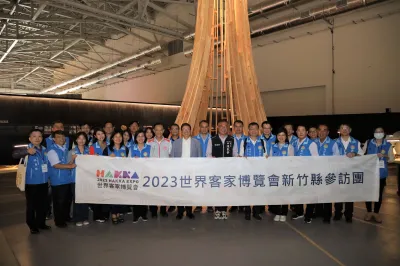 新竹縣府團隊與縣議會在新竹縣展場「信念匯聚之塔」前合影。(圖/新竹縣政府提供) 新竹縣府團隊與縣議會在新竹縣展場「信念匯聚之塔」前合影。(圖/新竹縣政府提供)