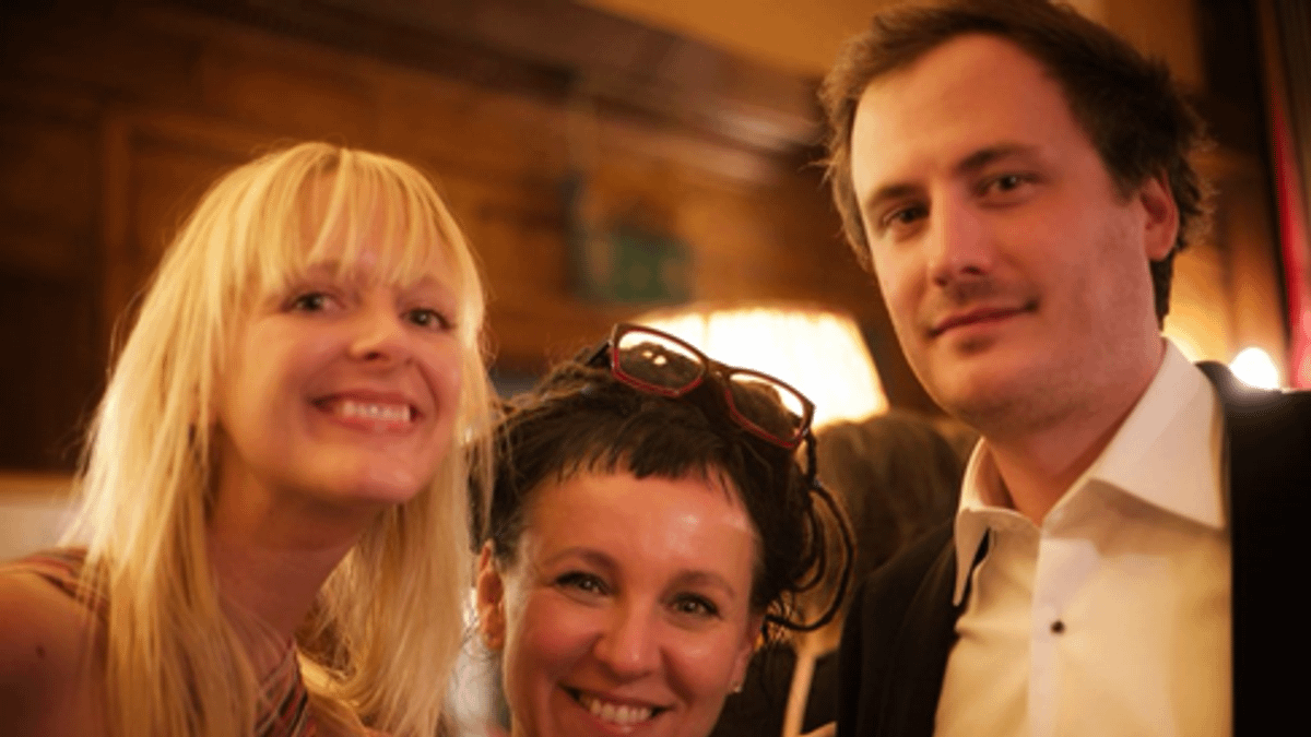 Jacques Testard(右)選書功力驚人,中間女性為Olga Tokarczuk,她即是2018年諾貝爾文學獎得主(圖片來源:史丹佛大學) Jacques Testard(右)選書功力驚人,中間女性為Olga Tokarczuk,她即是2018年諾貝爾文學獎得主(圖片來源:史丹佛大學)