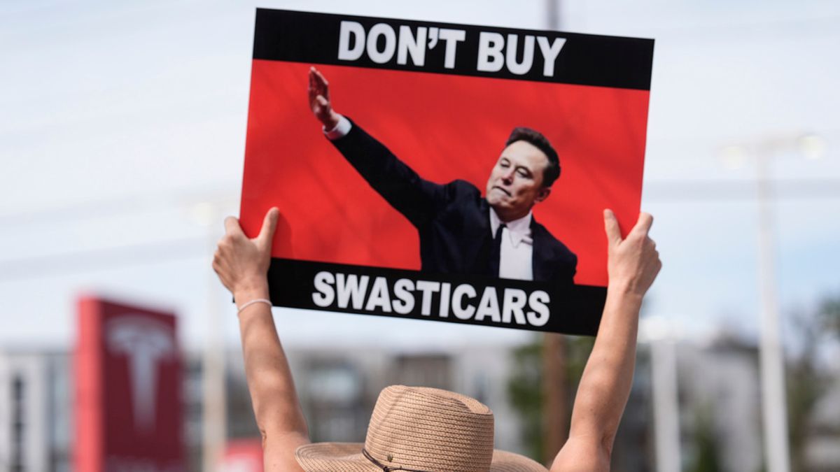 2025年3月8日。在喬治亞州第開特(Decatur),示威者一起站在汽車製造商億萬富翁執行長馬斯克(Elon Musk)的特斯拉汽車經銷商附近抗議。(AP) 2025年3月8日。在喬治亞州第開特(Decatur),示威者一起站在汽車製造商億萬富翁執行長馬斯克(Elon Musk)的特斯拉汽車經銷商附近抗議。(AP)