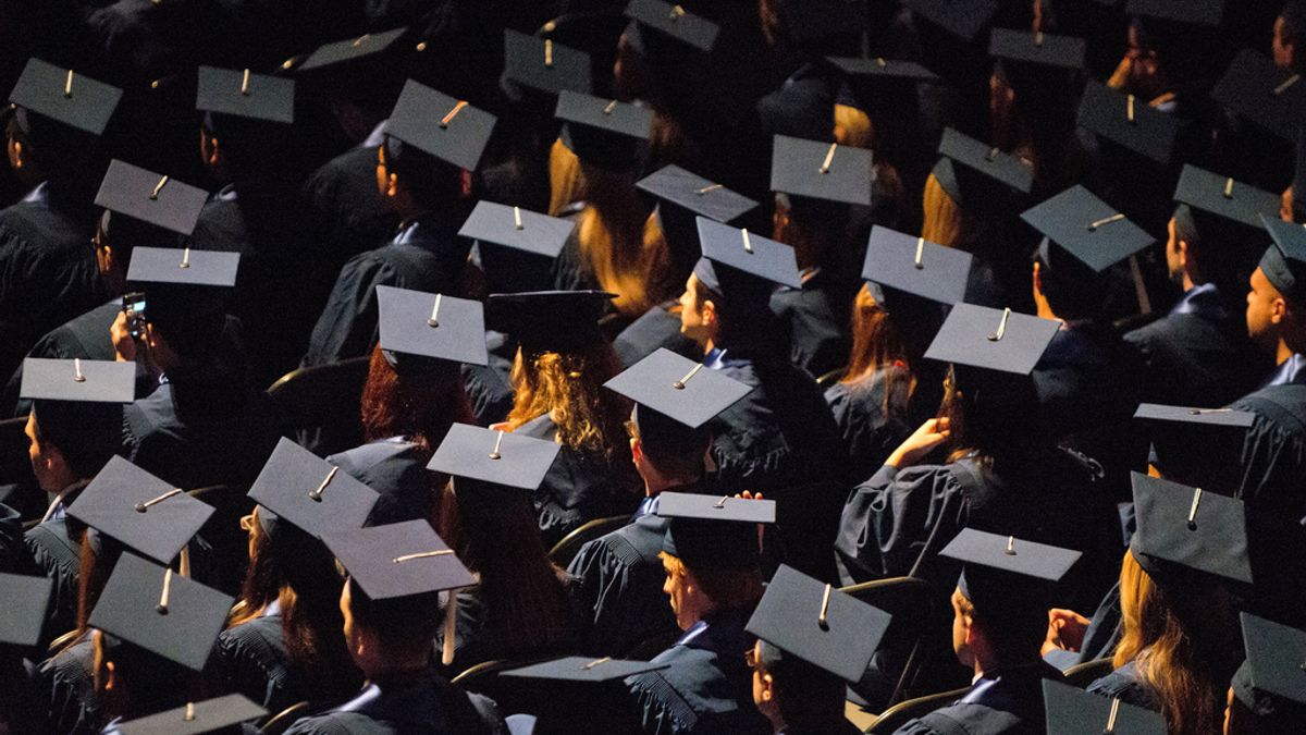 美國從「世界人才庫」淪為「學術孤島」?高教國際新生暴跌17%,「拿不到簽證」成最大阻力