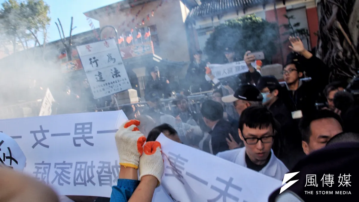 立法院婚姻平權修法,反同團體聚集中山南路,並有民眾手擲煙霧彈、拿床墊欲衝入立院。(曾原信攝)