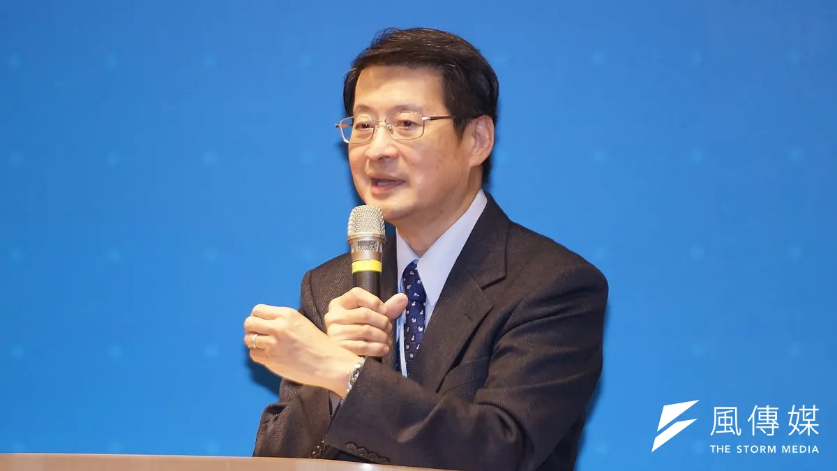 中研院士吳玉山說,台灣目前絕對比波、匈、俄等國更符合自由主義式民主,但我們民主確實在後退 。(盧逸峰攝)