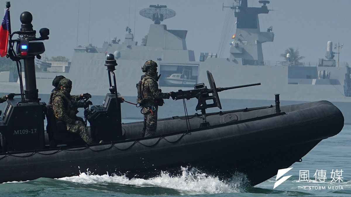 國軍春節加強戰備31日在海軍左營基地進行操演,圖為海軍M109突擊艇實施戒護演練。(柯承惠攝) 國軍春節加強戰備31日在海軍左營基地進行操演,圖為海軍M109突擊艇實施戒護演練。(柯承惠攝)