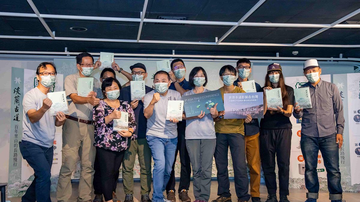 新北市長侯友宜、觀旅局長楊宗珉和淡蘭古道據點業者及推廣遊程之旅行業者大合照。(圖/觀光旅遊局提供) 新北市長侯友宜、觀旅局長楊宗珉和淡蘭古道據點業者及推廣遊程之旅行業者大合照。(圖/觀光旅遊局提供)