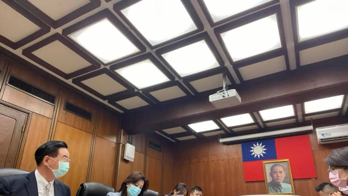 國民黨立法院團4日上午前往外交部,和部長吳釗燮(左一)討論駐日代表謝長廷回台備詢問題。(取自陳玉珍臉書) 國民黨立法院團4日上午前往外交部,和部長吳釗燮(左一)討論駐日代表謝長廷回台備詢問題。(取自陳玉珍臉書)