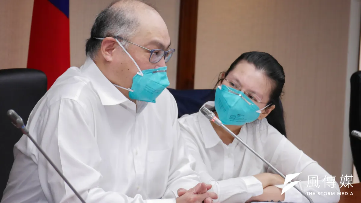 20220510-李明哲(左)返台召開記者會,右為妻子李凈瑜。(蔡親傑攝)