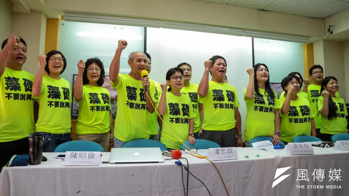 桃園在地聯盟理事長潘忠政(左四)等人今(23)日召開「瀕危大潭藻礁發現一級保育類柴山多杯孔珊瑚」記者會。環團在大潭藻礁發現一級保育類「柴山多杯孔珊瑚」蹤跡,並表示中油開發案若通過,台灣將從此沒有藻礁生態系。(顏麟宇攝)