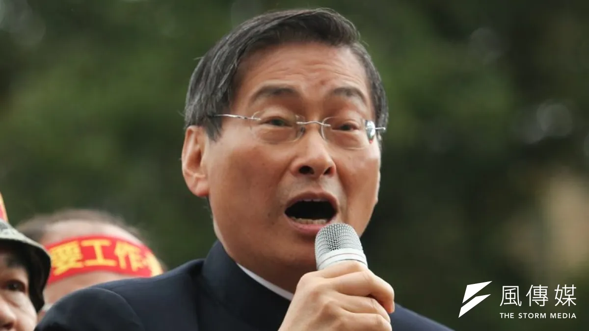 白狼張安樂1日帶群眾包圍立法院,並和反服貿民眾對嗆。(余志偉攝)