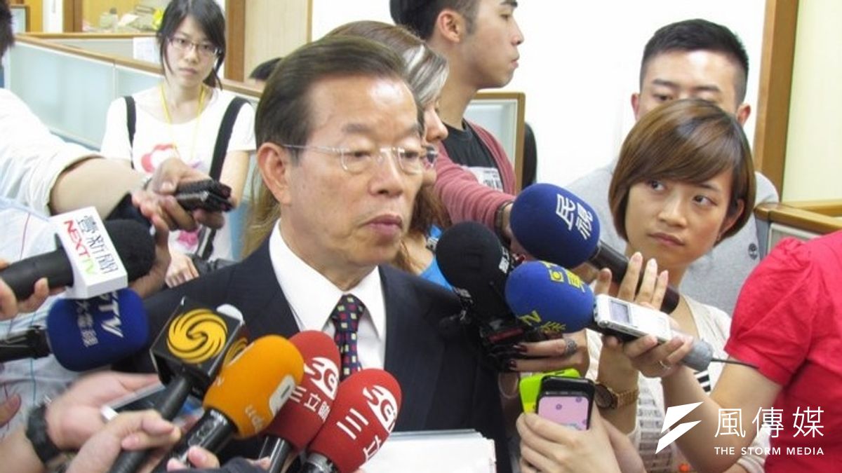 謝長廷表示,在初選勝出的姚文智與台大醫生柯文哲,應該要有誰民調高就出來選,低的人要幫忙的心理準備。(顏振凱攝) 謝長廷表示,在初選勝出的姚文智與台大醫生柯文哲,應該要有誰民調高就出來選,低的人要幫忙的心理準備。(顏振凱攝)