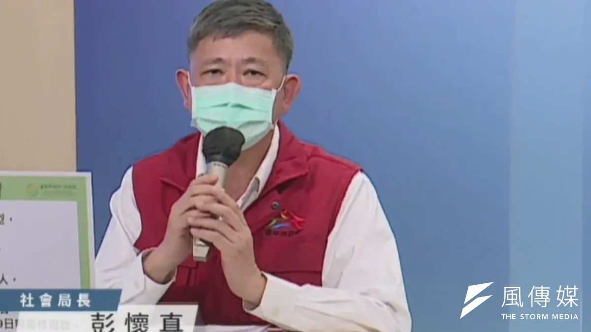 台中市社會局長彭懷真說明八類弱勢對象,生活紓困相關補助。(圖/王秀禾攝)