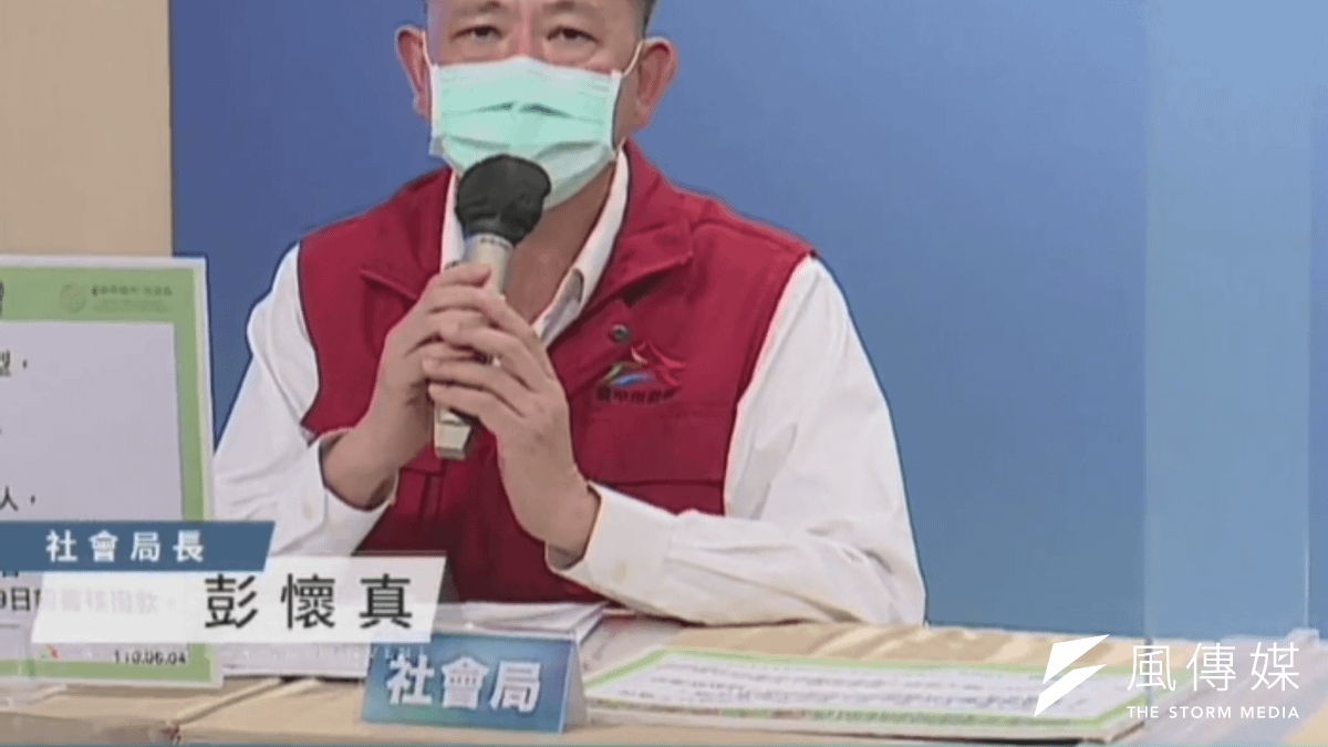 台中市社會局長彭懷真說明八類弱勢對象,生活紓困相關補助。(圖/王秀禾攝) 台中市社會局長彭懷真說明八類弱勢對象,生活紓困相關補助。(圖/王秀禾攝)