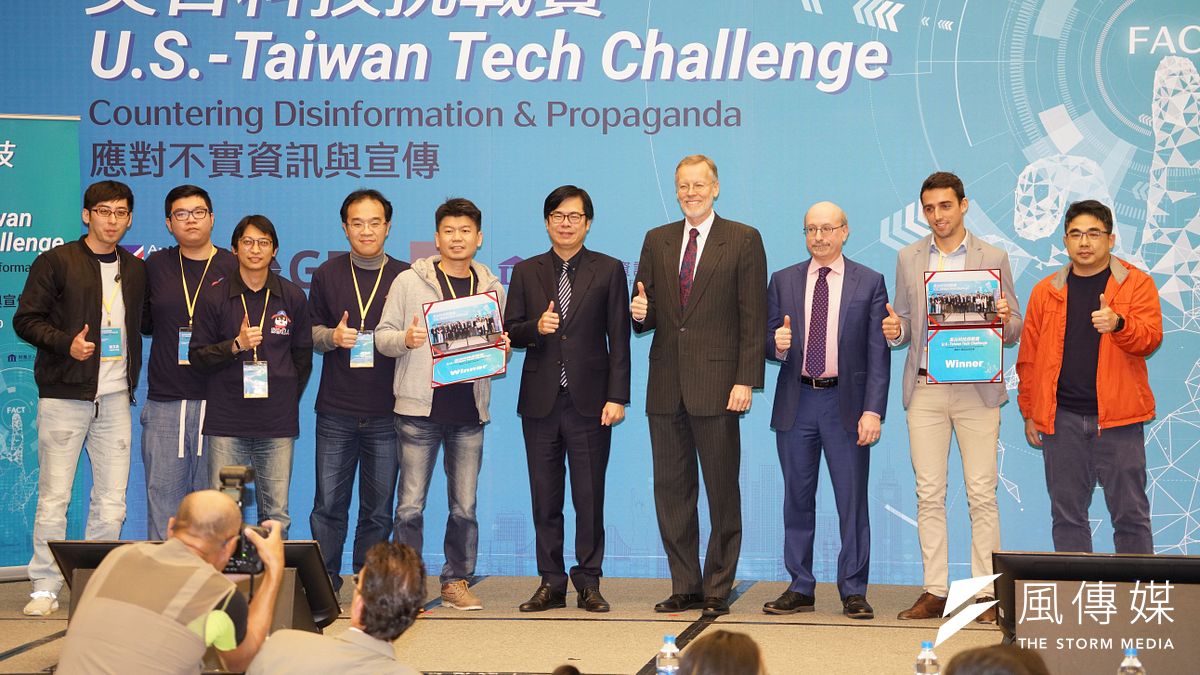 美台科技挑戰賽閉幕式,行政院副院長陳其邁、AIT處長酈英傑與得獎者合影。(盧逸峰攝) 美台科技挑戰賽閉幕式,行政院副院長陳其邁、AIT處長酈英傑與得獎者合影。(盧逸峰攝)